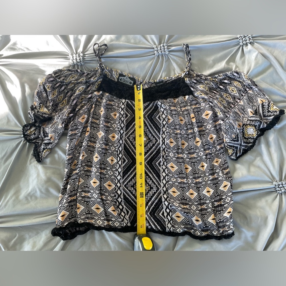 Woman’s cold shoulder top.